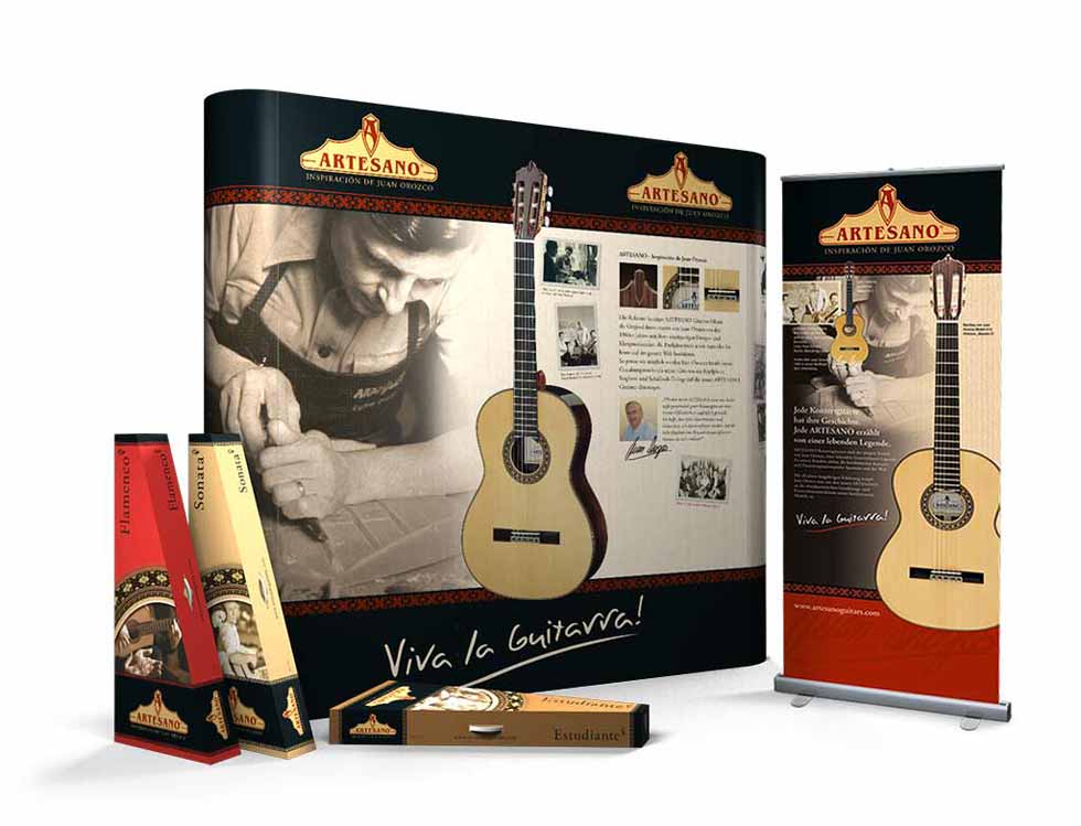 Artesano Corpotrate Gestaltung am Beispiel von den Gitarrenkartons, der Messewand so wie eines Pop-Up Displays.